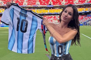 El look de Pampita para el debut de la Argentina en el Mundial: corset celeste y blanco y short de jean