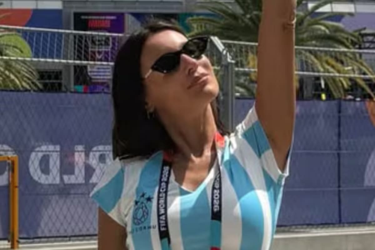 O visual chamativo de Pampita para a estreia da Argentina na Copa do Mundo: espartilho e shorts azul claro e branco