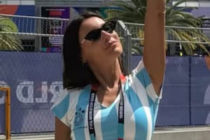 El look de Pampita para el debut de la Argentina en el Mundial: corset celeste y blanco y short de jean