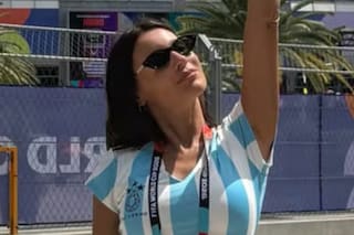El look de Pampita para el debut de la Argentina en el Mundial: corset celeste y blanco y short de jean