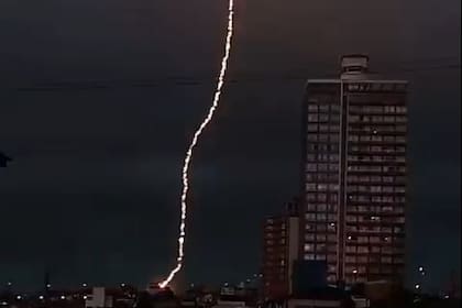 El impactante momento de la caída del rayo.