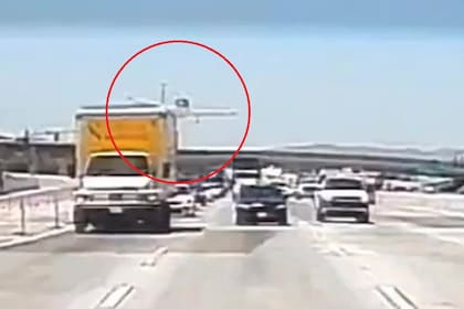 El impactante momento en el que una avioneta Cessna se estrella contra la autopista 91 en California, Estados Unidos