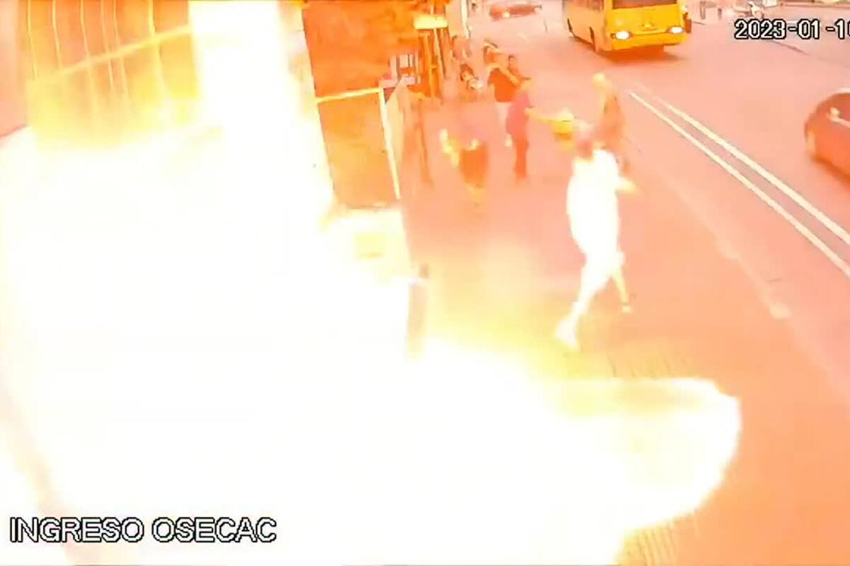 El impactante momento en que dos jóvenes incendian la sede de Osecac en Rosario