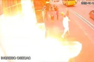 El impactante momento en que dos jóvenes incendian la sede de Osecac en Rosario