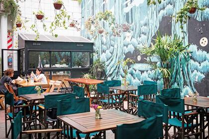 Las plantas y el impactante mural de Marina Fages crean un oasis que no dan ganas de abandonar.