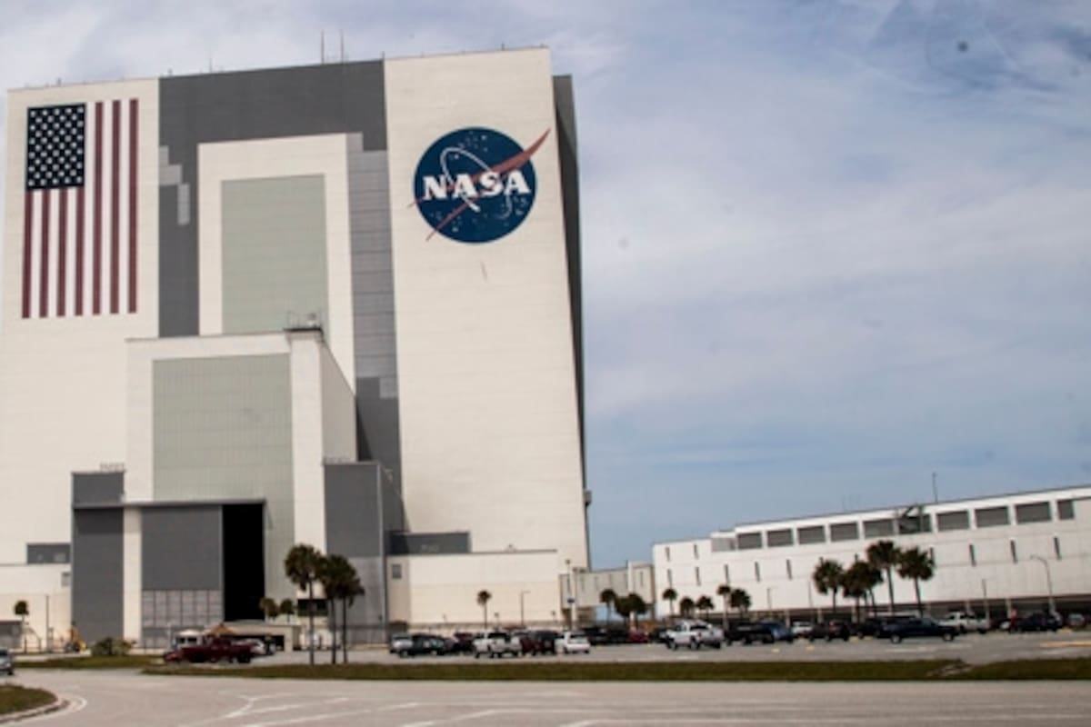 Un astronauta da la bienvenida a todos en la entrada del Kennedy Space Center.