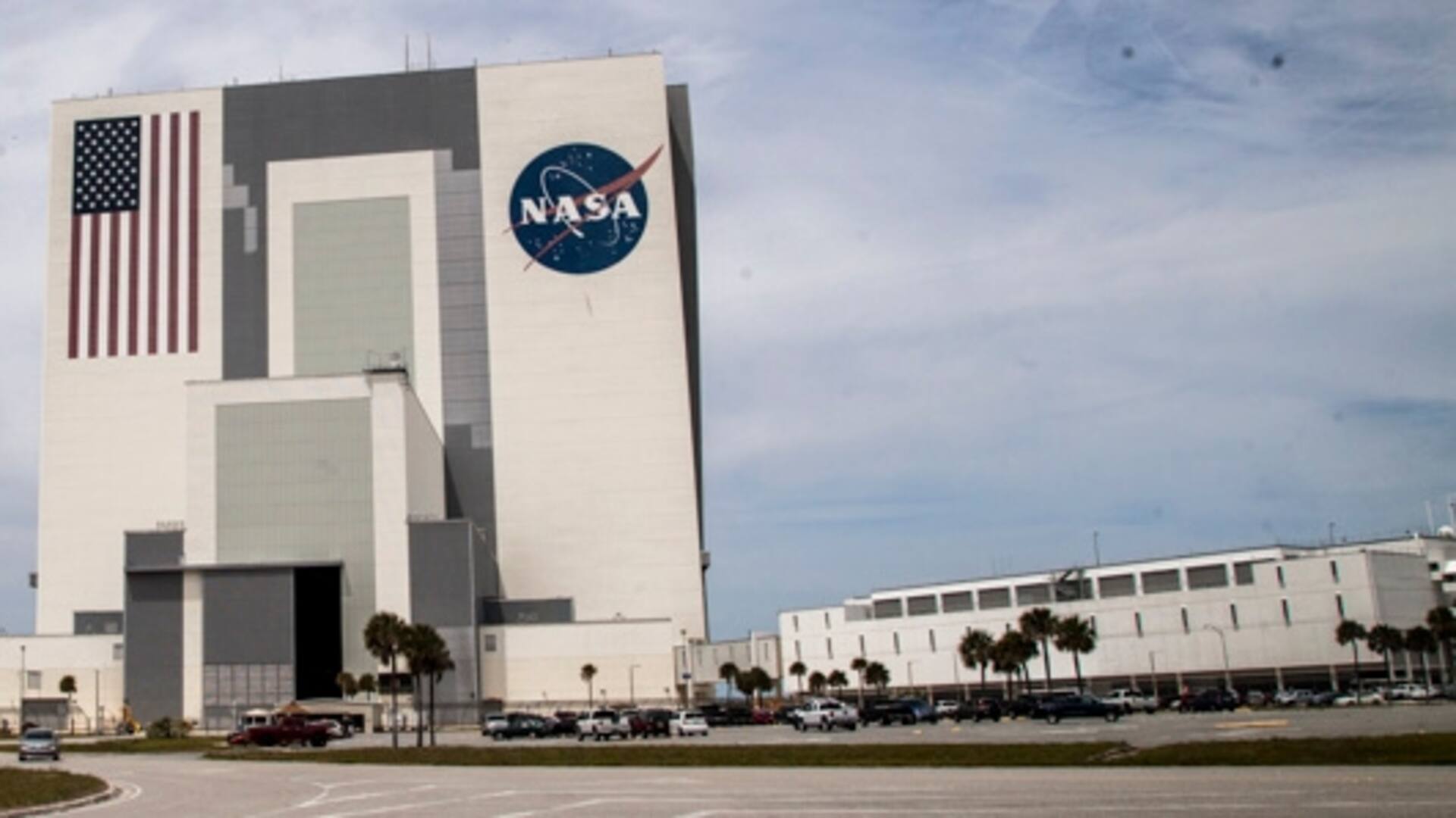 Un astronauta da la bienvenida a todos en la entrada del Kennedy Space Center.