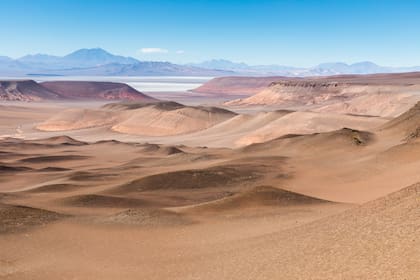 El impactante paisaje que rodea a la mina, con el salar de Arizaro de fondo.