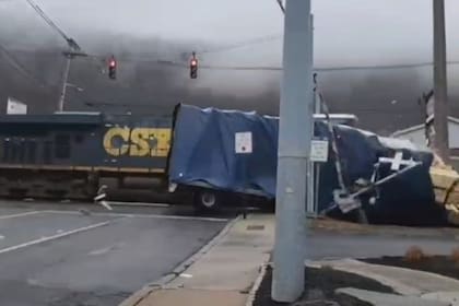 El impactante video del choque entre un tren de carga y un camión, ocurrido en Haverstraw, Nueva York,