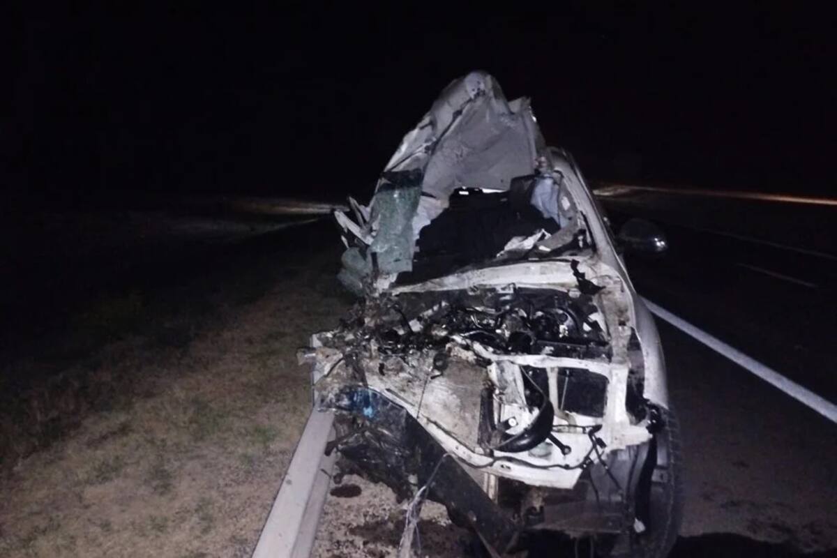 El impacto cayó sobre el lado derecho del vehículo, que quedó completamente destrozado. Gentileza: El Litoral/Bomberos Voluntarios de Angélica