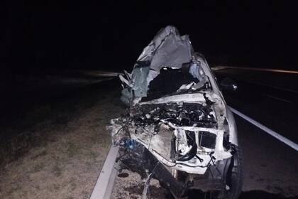 El impacto cayó sobre el lado derecho del vehículo, que quedó completamente destrozado. Gentileza: El Litoral/Bomberos Voluntarios de Angélica