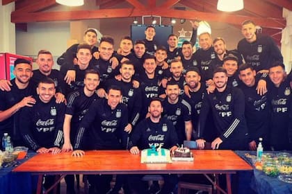 El impacto de Scaloni se notó en el siguiente cumpleaños: todo el plantel posó para la foto