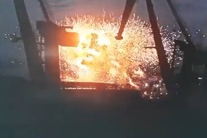 El impacto de un misil ruso contra un barco de Liberia