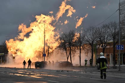 El impacto de uno de los ataques rusos este martes, en Kiev. (Genya SAVILOV / AFP)