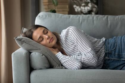 El impacto negativo de la siesta es menor en quienes duermen en el sofá que en la cama, aunque los motivos no están del todo esclarecidos