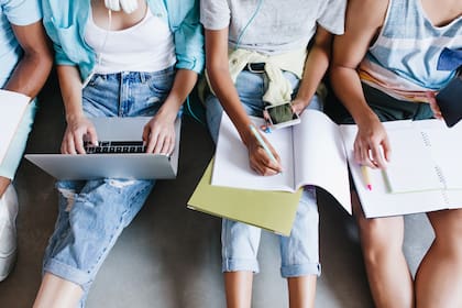 El impacto principal de la medida es que proporciona una vía para que los estudiantes sin estatus migratorio legal y otros alumnos elegibles accedan a una amplia gama de ayuda financiera
