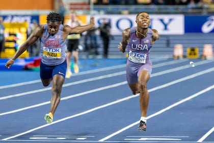 El ímpetu y el cuerpo hacia adelante en la definición, para la consagración de Jordan Anthony en los 60 metros el Mundial de Atletismo Bajo Techo de Polonia.