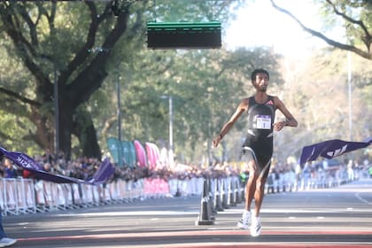 El implacable ritmo de Yomif Kejelcha en las calles de Buenos Aires