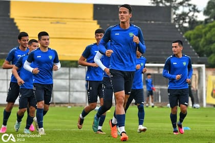El imponente Abubakir Ashurov, de 1,96m de alto, representará un peligro para la selección argentina, que no dispone de jugadores de semejante altura