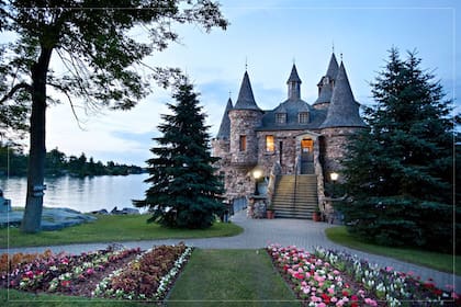 El imponente castillo Boldt es el vecino de la pequeña casa en la isla Hub