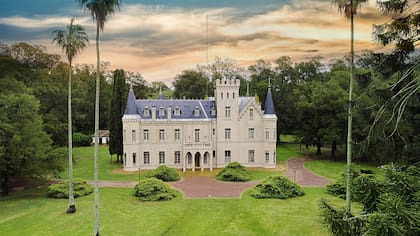 El imponente castillo de La Candelaria, en Lobos, rodeado de un gran jardín diseñado por Carlos Thays