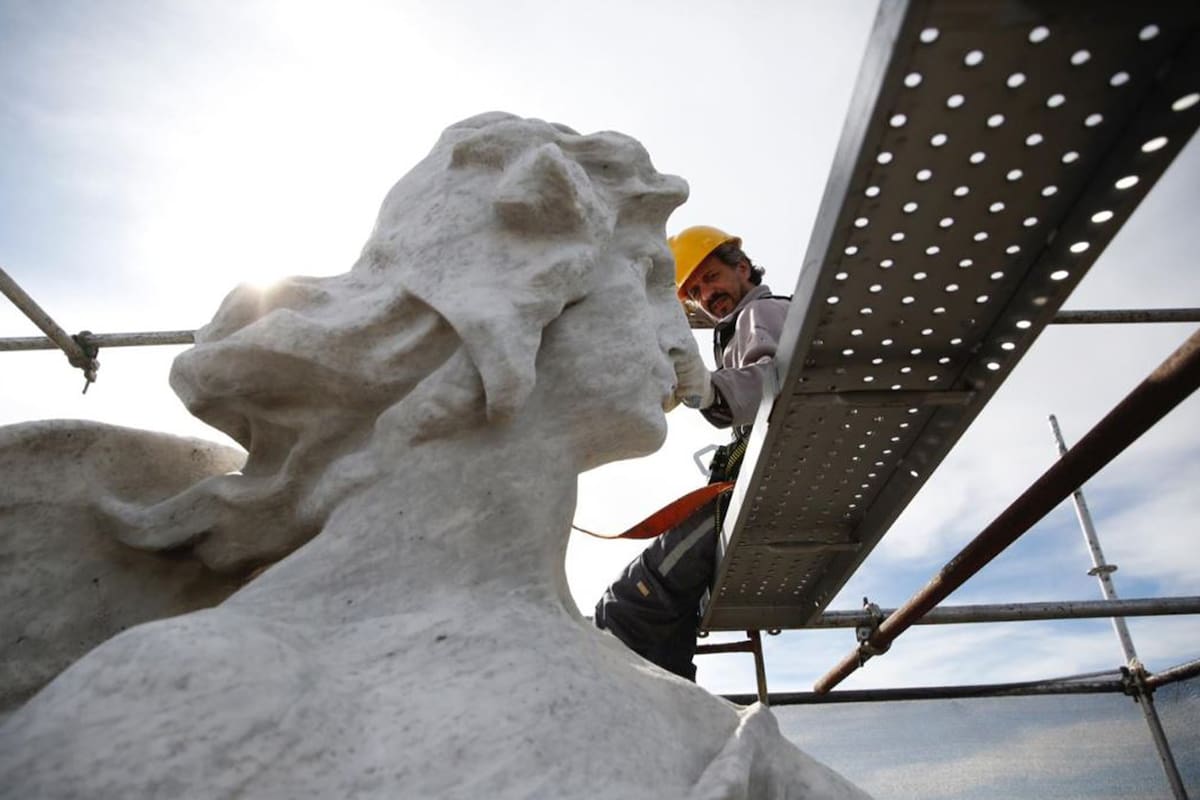 El imponente conjunto escultórico está situado en el cruce de las avenidas Sarmiento y Del Libertador