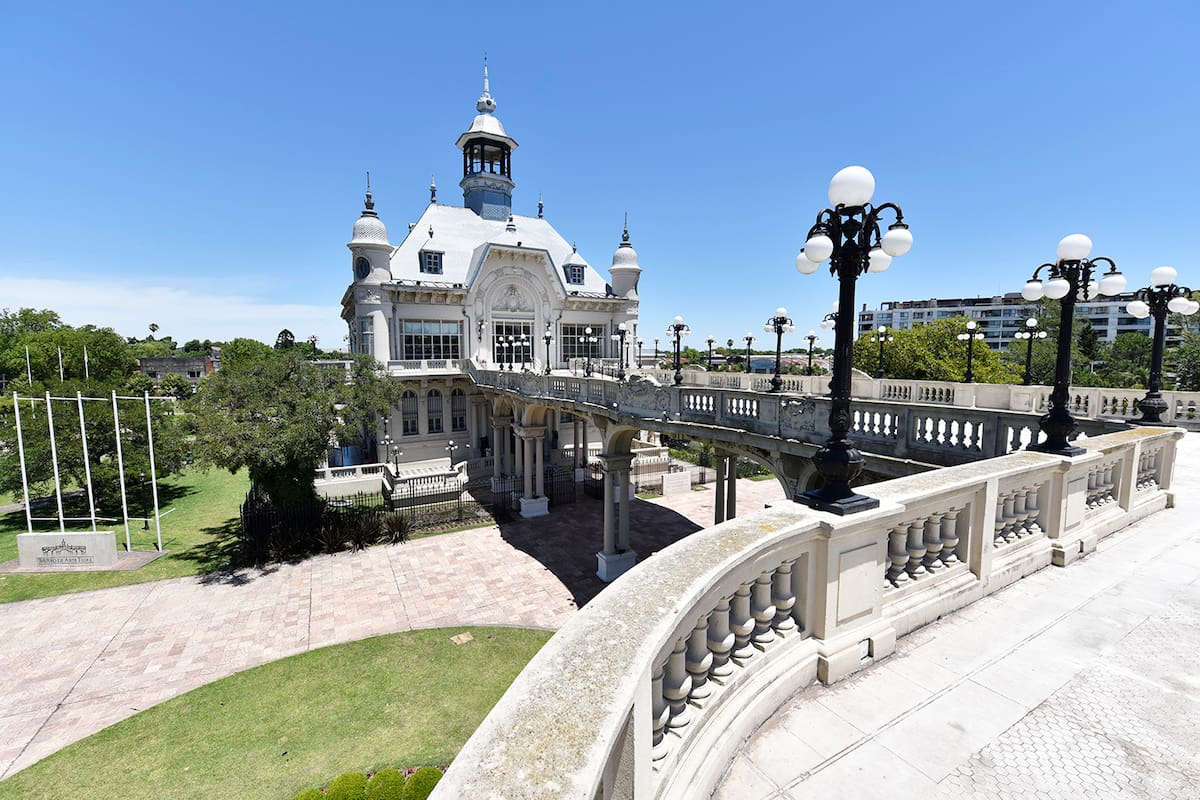 El imponente edificio del Tigre Club inaugurado a principios del siglo XX a orillas del río Luján, sede del MAT