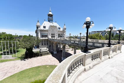 El imponente edificio del Tigre Club inaugurado a principios del siglo XX a orillas del río Luján, sede del MAT