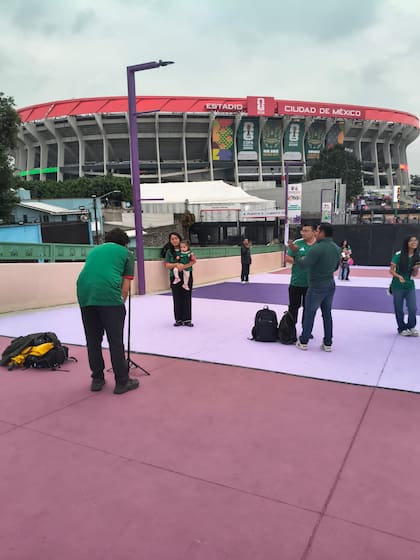 El imponente Estadio Azteca, fondo ideal para los que quieren ser retratados