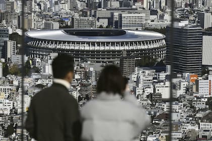 El imponente Estadio Nacional, construido para estos Juegos, costó 1400 millones de dólares y, aunque luce gris, es verde, ecológico; un lujo arquitectónico y tecnológico en el "caos organizado" de Tokio.