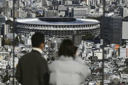 El imponente Estadio Nacional, construido para estos Juegos, costó 1400 millones de dólares y, aunque luce gris, es verde, ecológico; un lujo arquitectónico y tecnológico en el "caos organizado" de Tokio.