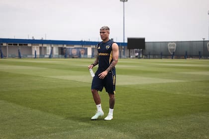 El imponente físico de Ayrton Costa, una de las piezas firmes en la columna vertebral de Boca