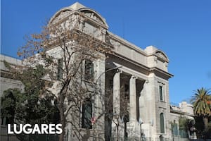 El imponente frente de la escuela, frente al Parque Centenario