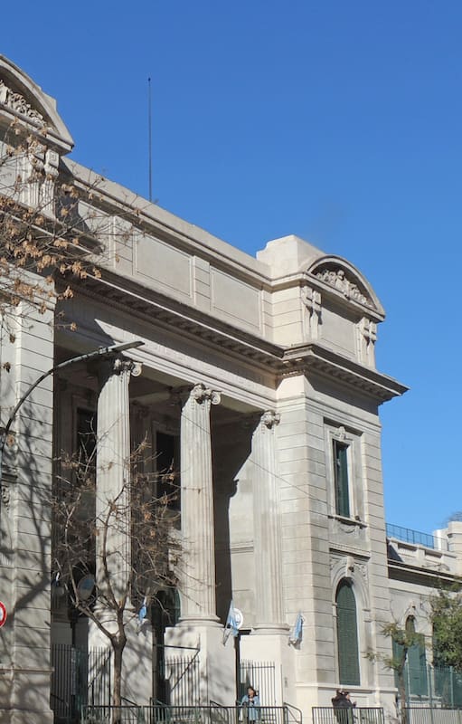 El imponente frente de la escuela, frente al Parque Centenario