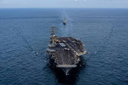 El imponente portaaviones USS Nimitz tiene casi dos hectáreas de cubierta, pesa 91.400 toneladas y puede transportar unos cinco mil tripulantes