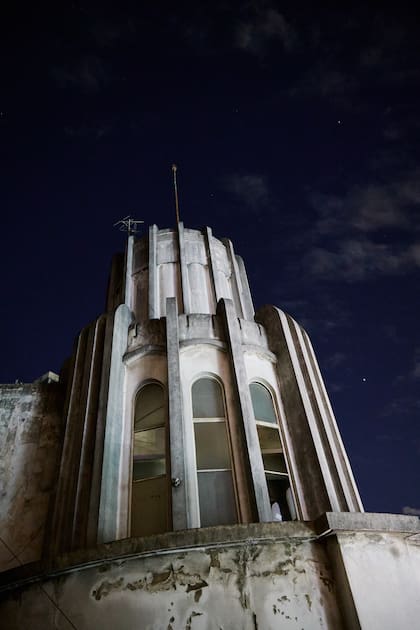 El imponente remate de la fachada de esta gran sala