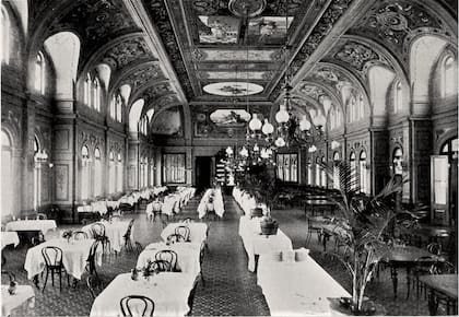 El imponente salón comedor del Bristol Hotel