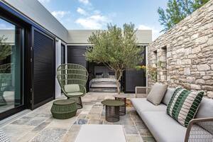 El imponente sillón ‘cala’ del estudio Doshi Levien para la firma de diseño española Kettal, se combinó con el puf ‘zigzag’ y las mesitas redondas que acompañan al sofá de la línea ‘Mesh’, de la afamada arquitecta y diseñadora Patricia Urquiola (todos de Kettal).