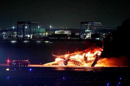 El impresionante incendio del avión de Japan Airlines tras colisionar con otra aeronave (Photo by JIJI PRESS / AFP) / Japan OUT
