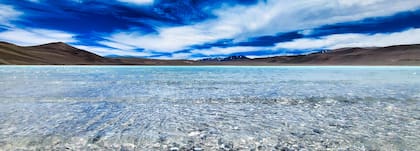El impresionante tono turquesa de la laguna.