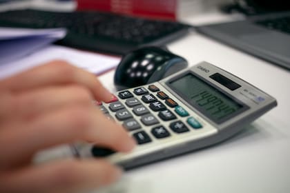 El impuesto a las ganancias fue modificado en plena campaña electoral, y no se previeron medidas para compensar la baja de recursos para el Estado en un contexto de déficit fiscal