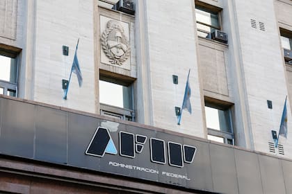 El impuesto al cheque y PAIS cada vez representan más del total de lo recaudado por la AFIP