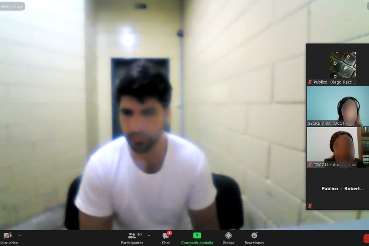 El imputado sigue las alternativas del juicio desde su lugar de detención