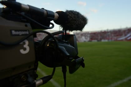 La producción televisiva (equipamiento, logística) seguirá siendo de Torneos, pero las transmisiones serían todas de TNT Sports; el canal estatal pasaría algunos partidos de la Copa Liga Profesional si llega a tiempo, y si no, se incorporará en 2021.
