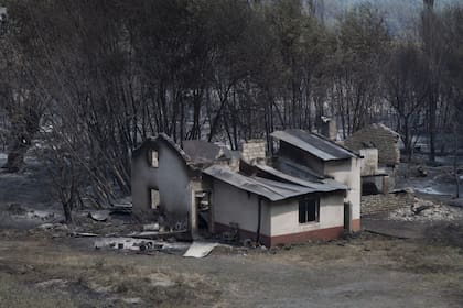 El incendio arrasó con una decena de casas en el loteo El Vallecito (foto); en total, en la zona se perdieron por el fuego 24 viviendas