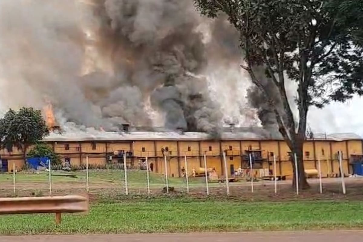 El incendio ayer en las instalaciones de Holowaty, en el acceso a la localidad de Apóstoles, considerada la Capital Nacional de la Yerba Mate