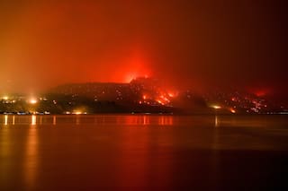 Llegan bomberos mexicanos para ayudar a combatir incendios en el oeste de Canadá