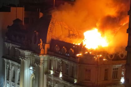 El incendio comenzó alrededor de las 4 de la mañana