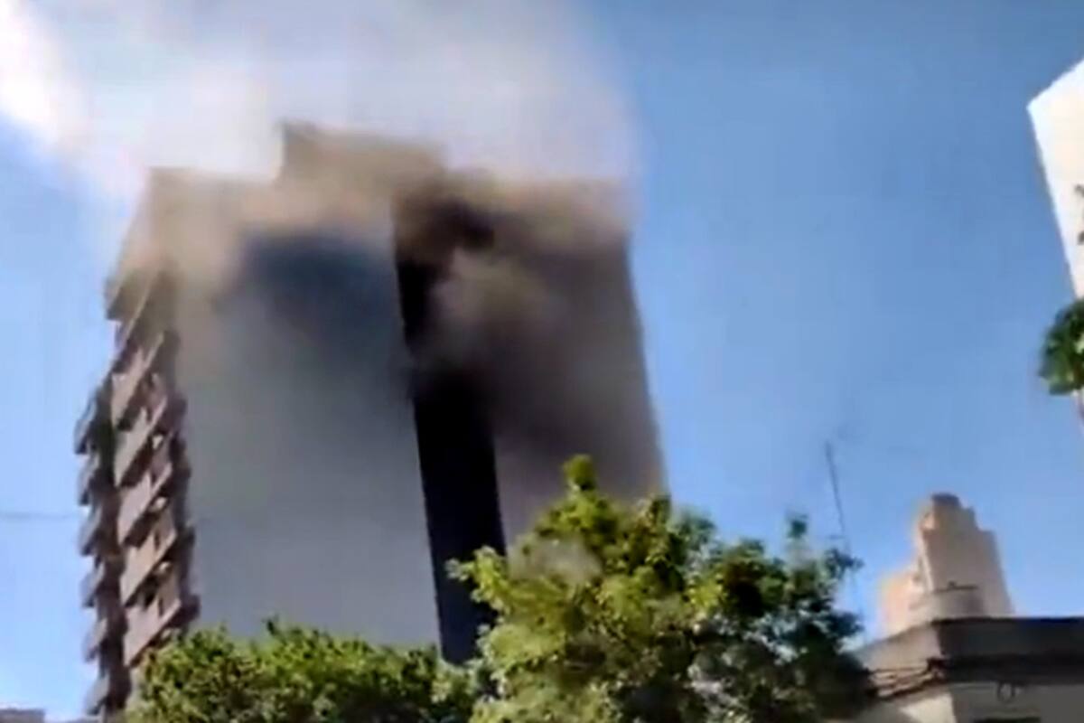 El incendio comenzó en la planta baja del inmueble ubicado en la avenida 13, cercana a Parque Saavedra