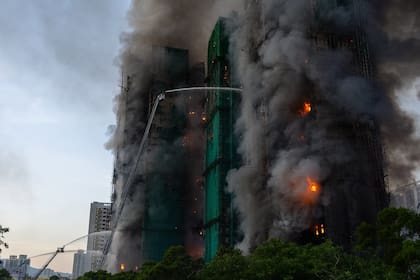 El incendio de alta intensidad azotó un complejo residencial del distrito de Tai Po